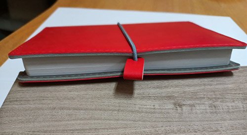 горизонтальная резинка на блокноте